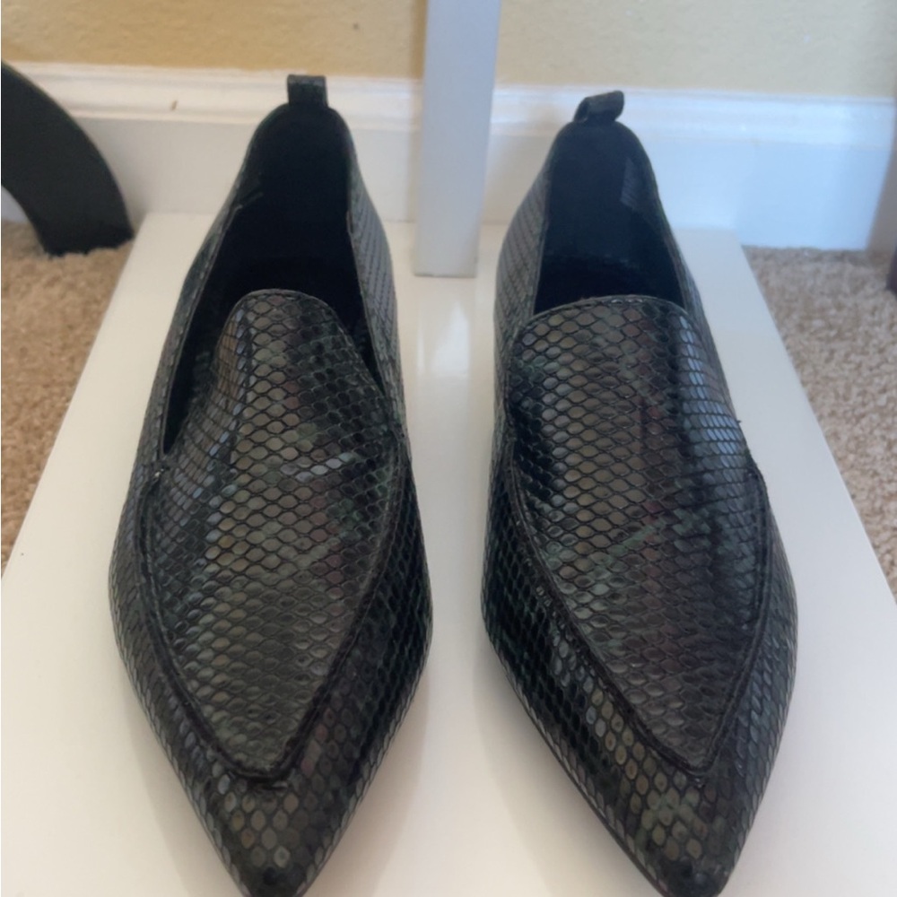 Elegant Green & Black Snakeskin Women's Loafers